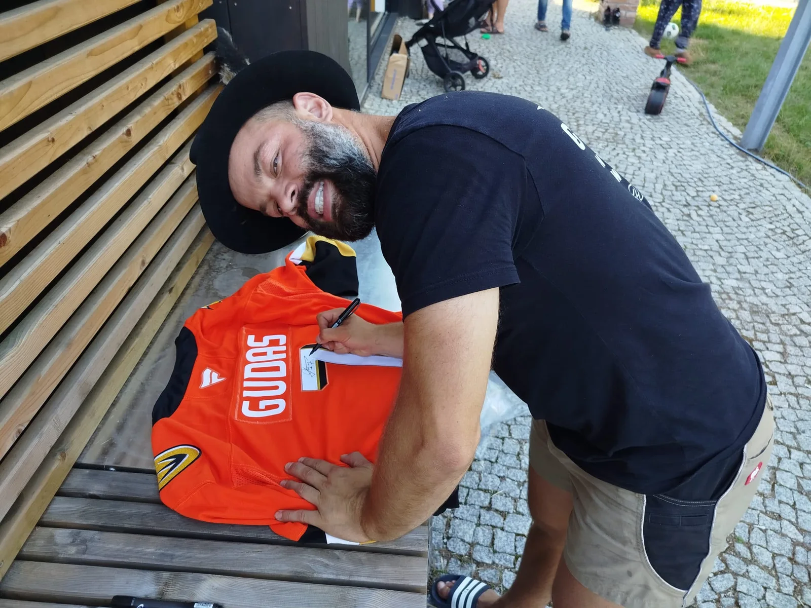 Radko Gudas podepisuje dres pro charitativní aukci Spartaku